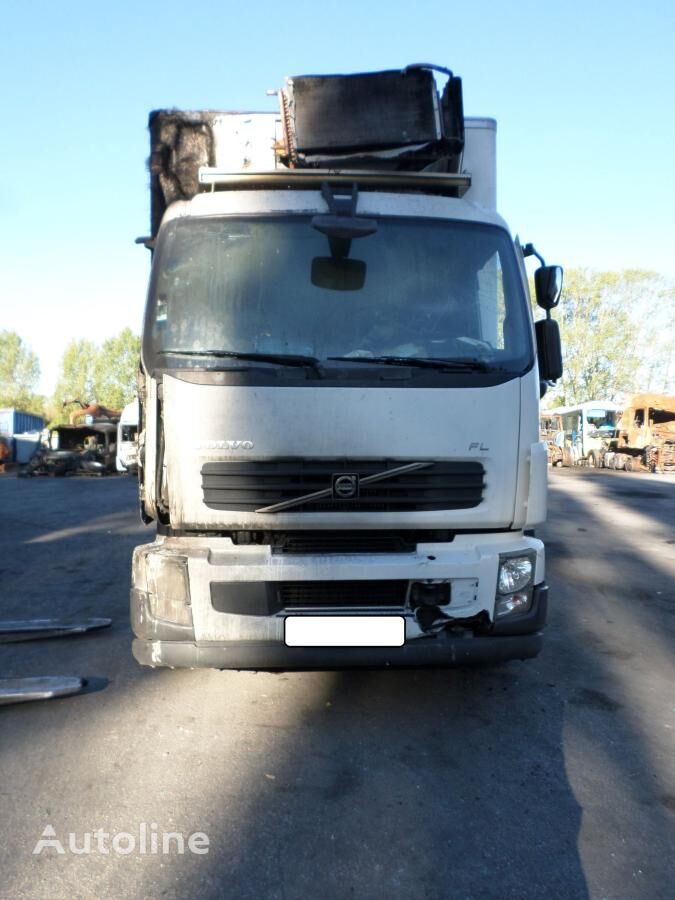 camion frigorifique Volvo FL 290 endommagé